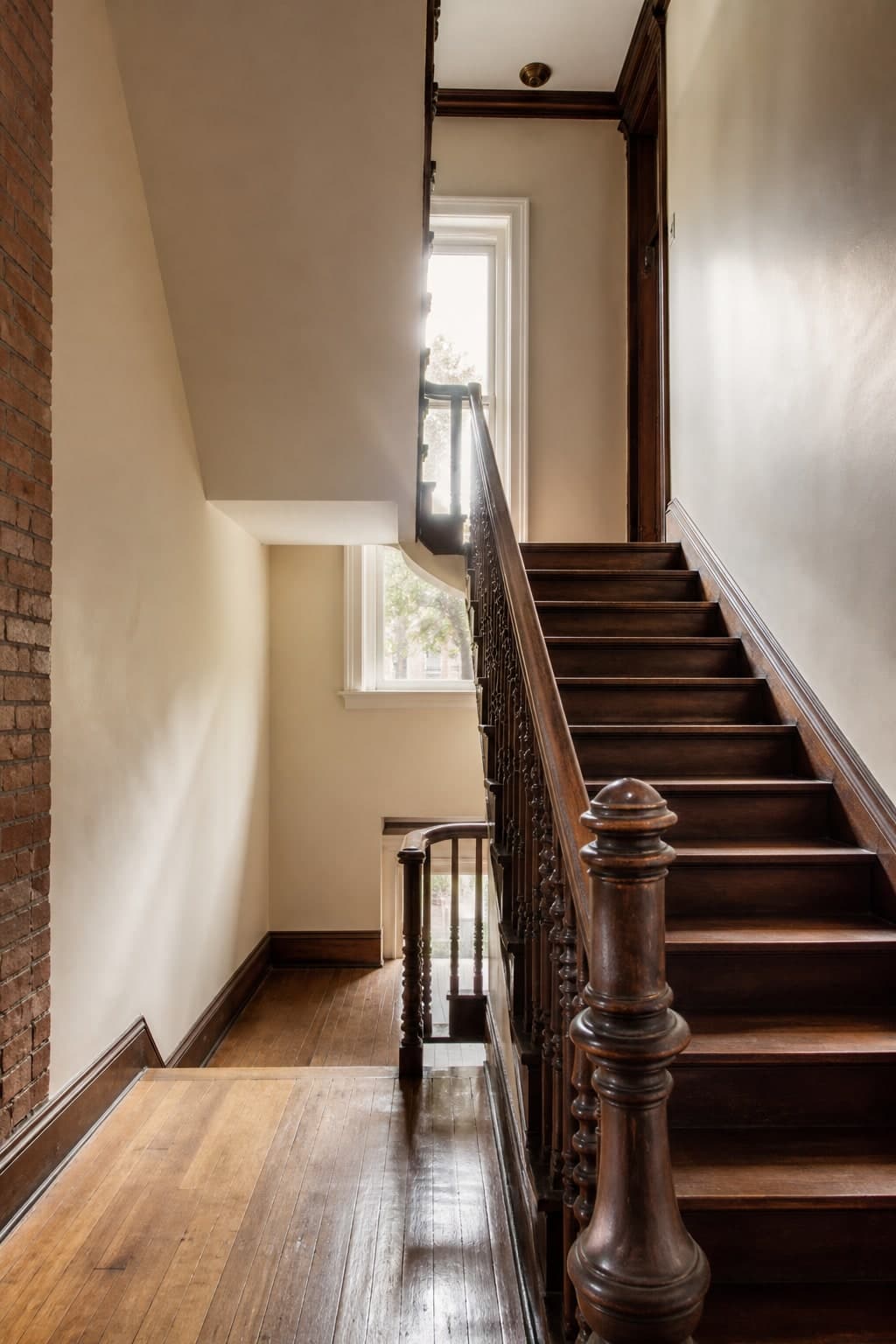 Escalier intérieur en bois d'un plex classique baigné de lumière naturelle